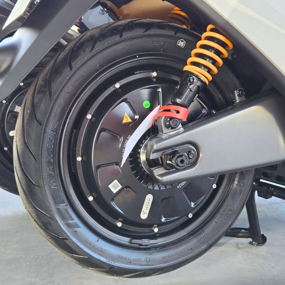 Ninebot E125 MK2 - Gris - Detalle de rueda trasera y motor. La fuente de Drive identifica esta foto como la version gris. El encuadre se concentra en la rueda y el motor, no en la carroceria.