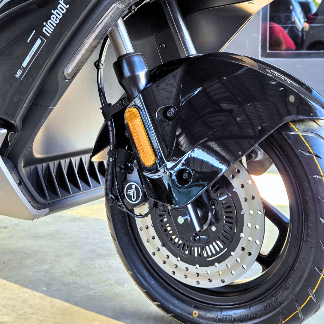 Ninebot M5 125 - Negro - Detalle de rueda delantera y freno.